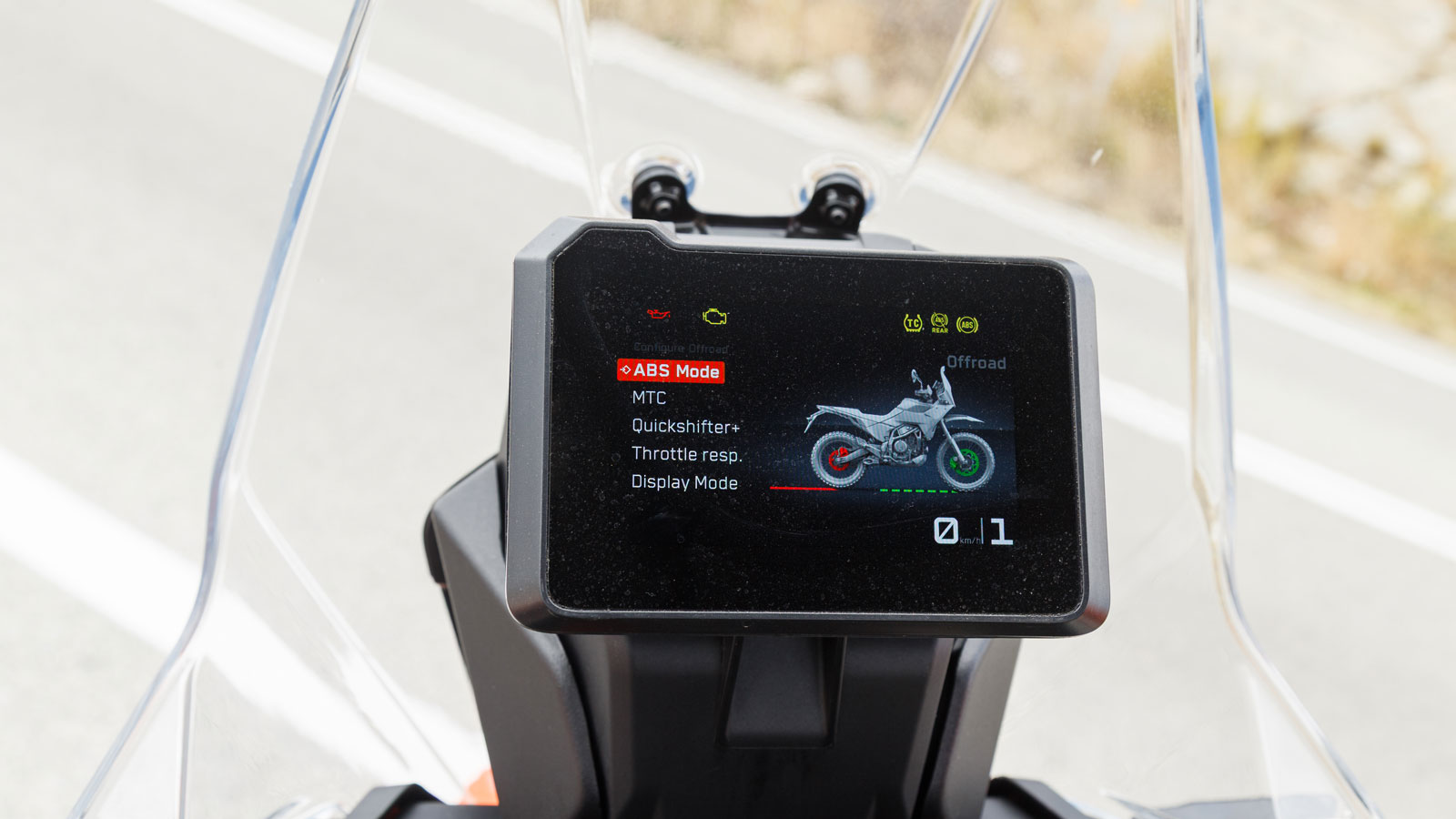 Η νέα TFT οθόνη του 390 Adventure R είναι ευανάγνωστη και εύχρηστη, με αυτά τα όμορφα γραφικά και θα βρεις σε αυτήν, ότι πληροφορία χρειάζεσαι σχετικά με τη μοτοσυκλέτα. 