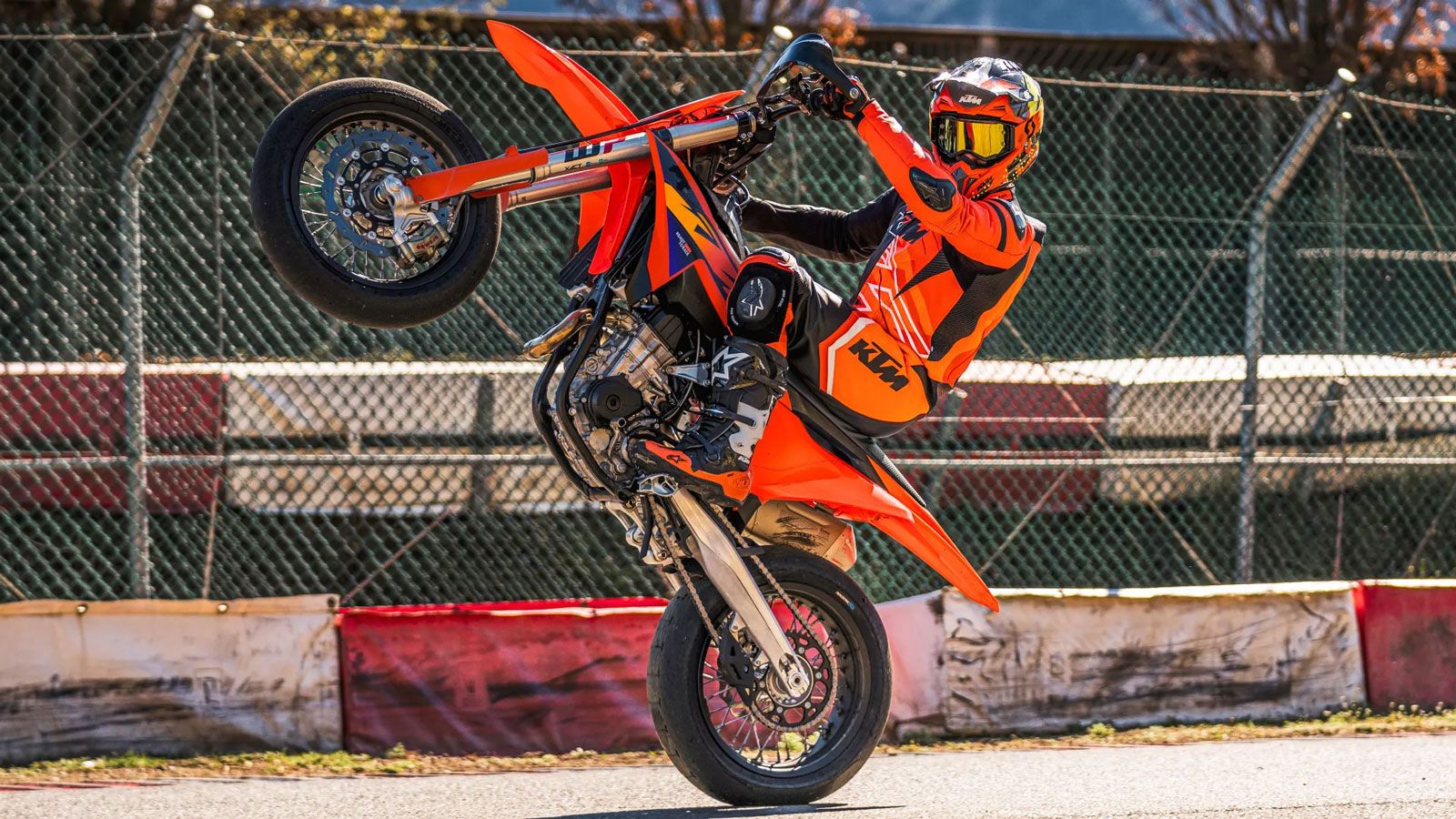 Με νέο κινητήρα 450cc SOHC που αποδίδει 63 ίππους, η SMR είναι πιο ελαφριά, πιο δυνατή και πιο ακριβής στην απόδοσή της.