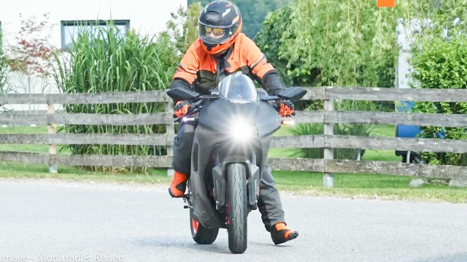 KTM RC 390: Ο φακός την «τσάκωσε» πιο επιθετική με καινούργια εξάτμιση και φαίρινγκ