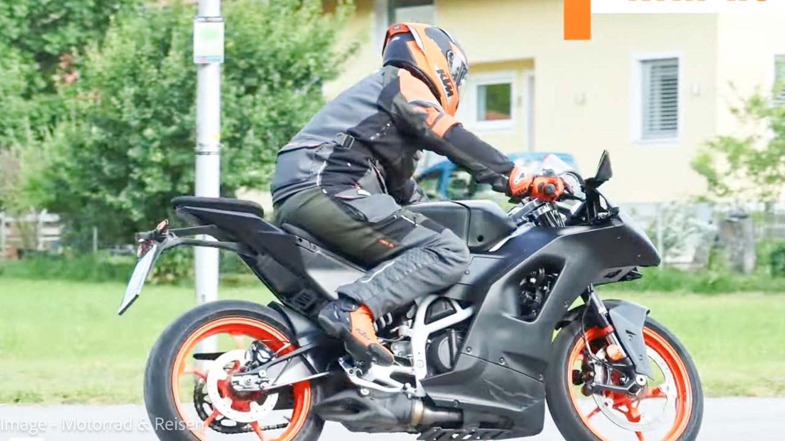 KTM RC 390: Ο φακός την «τσάκωσε» πιο επιθετική με καινούργια εξάτμιση και φαίρινγκ