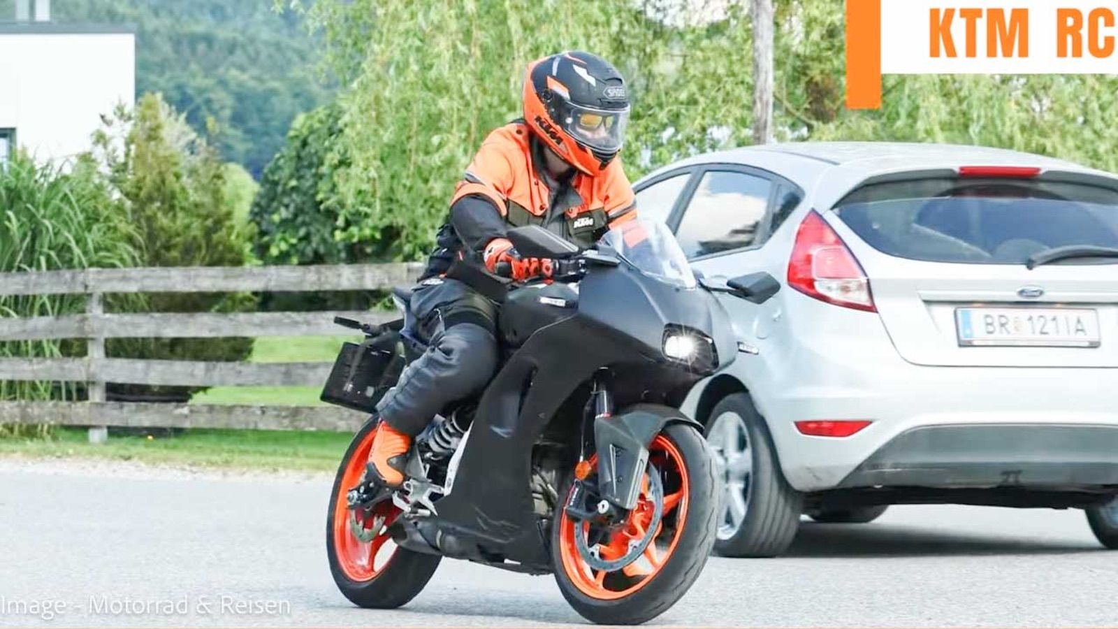 KTM RC 390: Ο φακός την «τσάκωσε» πιο επιθετική με καινούργια εξάτμιση και φαίρινγκ