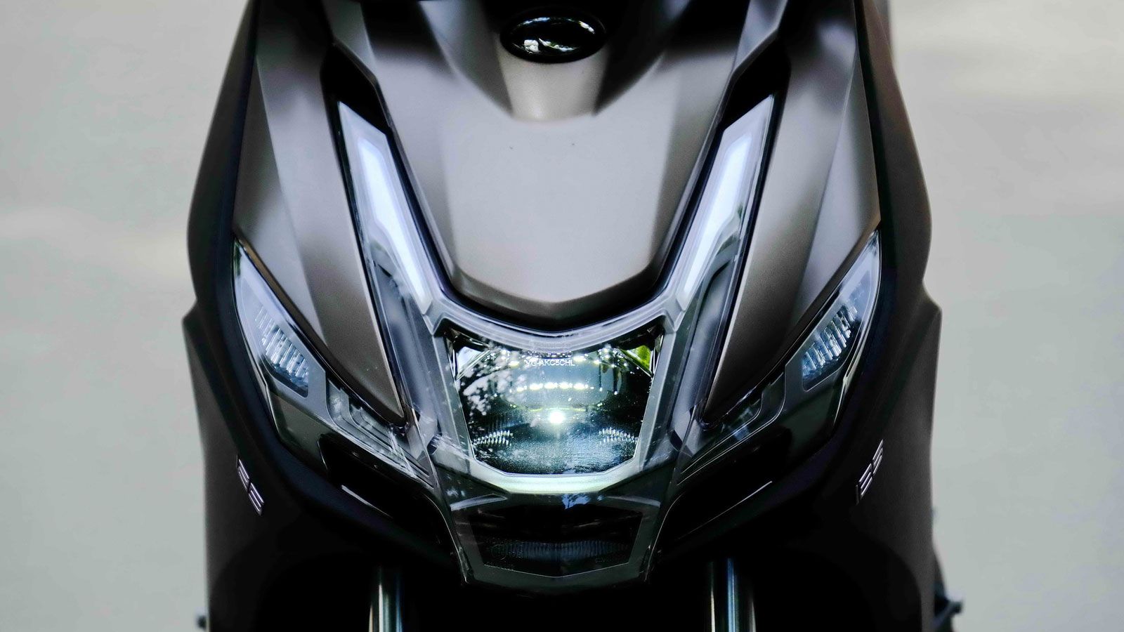 Το γράμμα “S” δεν είναι τυχαίο: το Agility S 125i υιοθετεί αιχμηρό design, με full LED φωτιστικά σώματα και προβολέα DRL που ξεχωρίζει τόσο μέρα όσο και νύχτα. 