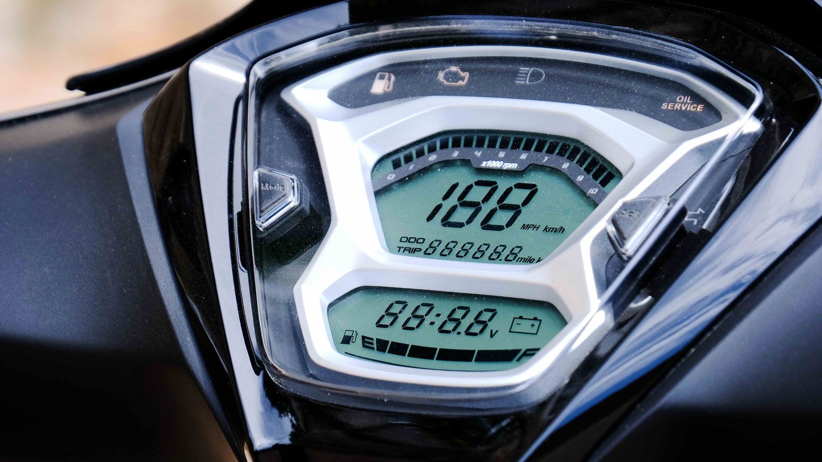Η διπλή οθόνη LCD υψηλής ανάλυσης προσφέρει ένα bonus τεχνολογίας – από βολτόμετρο μέχρι στροφόμετρο.