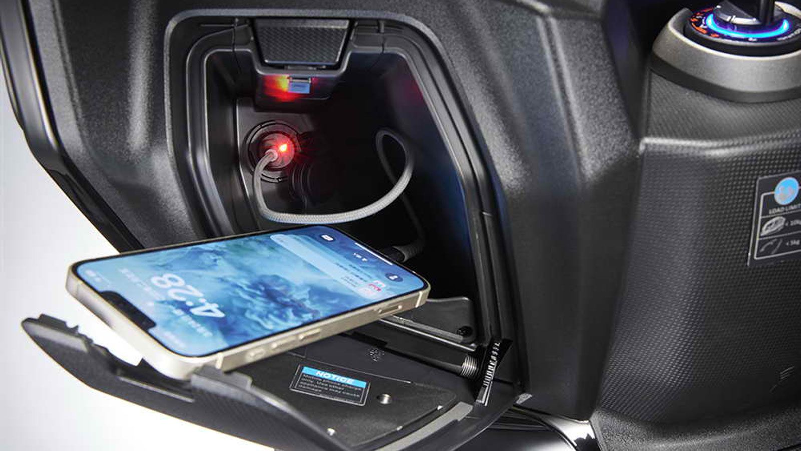  Στο αριστερό ντουλαπάκι υπάρχει θύρα USB 12V για φόρτιση ηλεκτρονικών συσκευών, ενώ η ύπαρξη χειρόφρενου και διακόπτη alarm προσθέτουν ευκολία και ασφάλεια στην καθημερινή χρήση. Ο συνεπιβάτης απολαμ