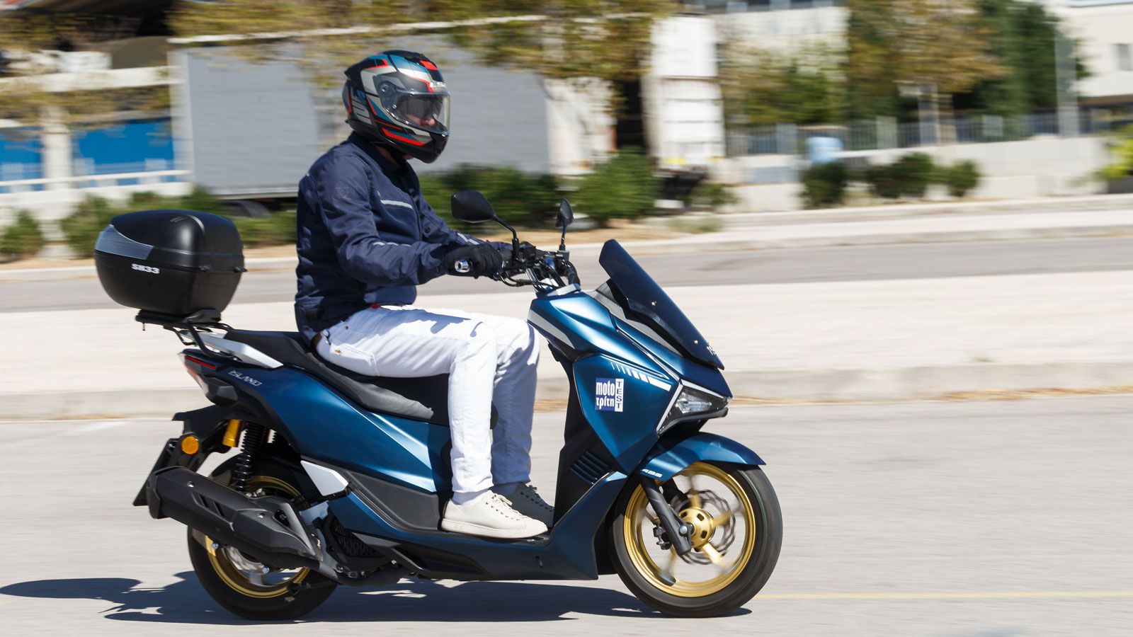Το Island 200 είναι ένα scooter που θέλει να παίξει σε διπλό ταμπλό: από τη μία τοποθετείται στην προσιτή κατηγορία των μικρών commuter με 160 κ.εκ., από την άλλη φέρνει μαζί του στοιχεία που περιμένε