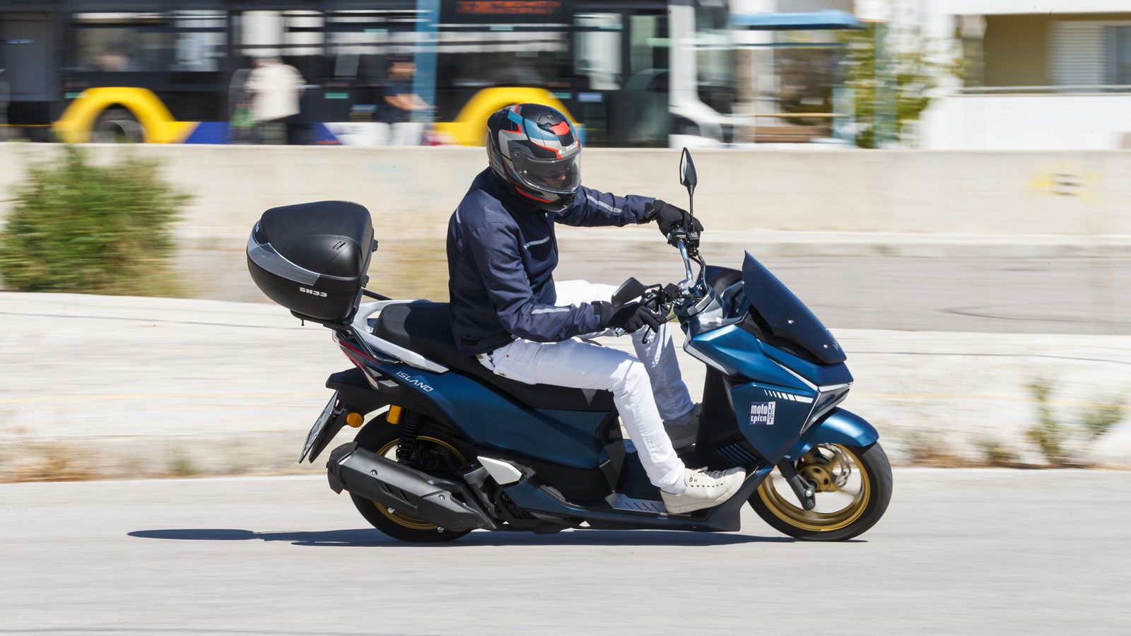 Στις μετρήσεις μας, το scooter πέτυχε 0-50 χλμ./ώρα σε 4,4 δευτερόλεπτα, 0-80 χλμ./ώρα σε 12,2 δευτερόλεπτα και 40-80 χλμ./ώρα σε 9 δευτερόλεπτα, δείχνοντας πως έχει ό,τι χρειάζεται για την κίνηση της