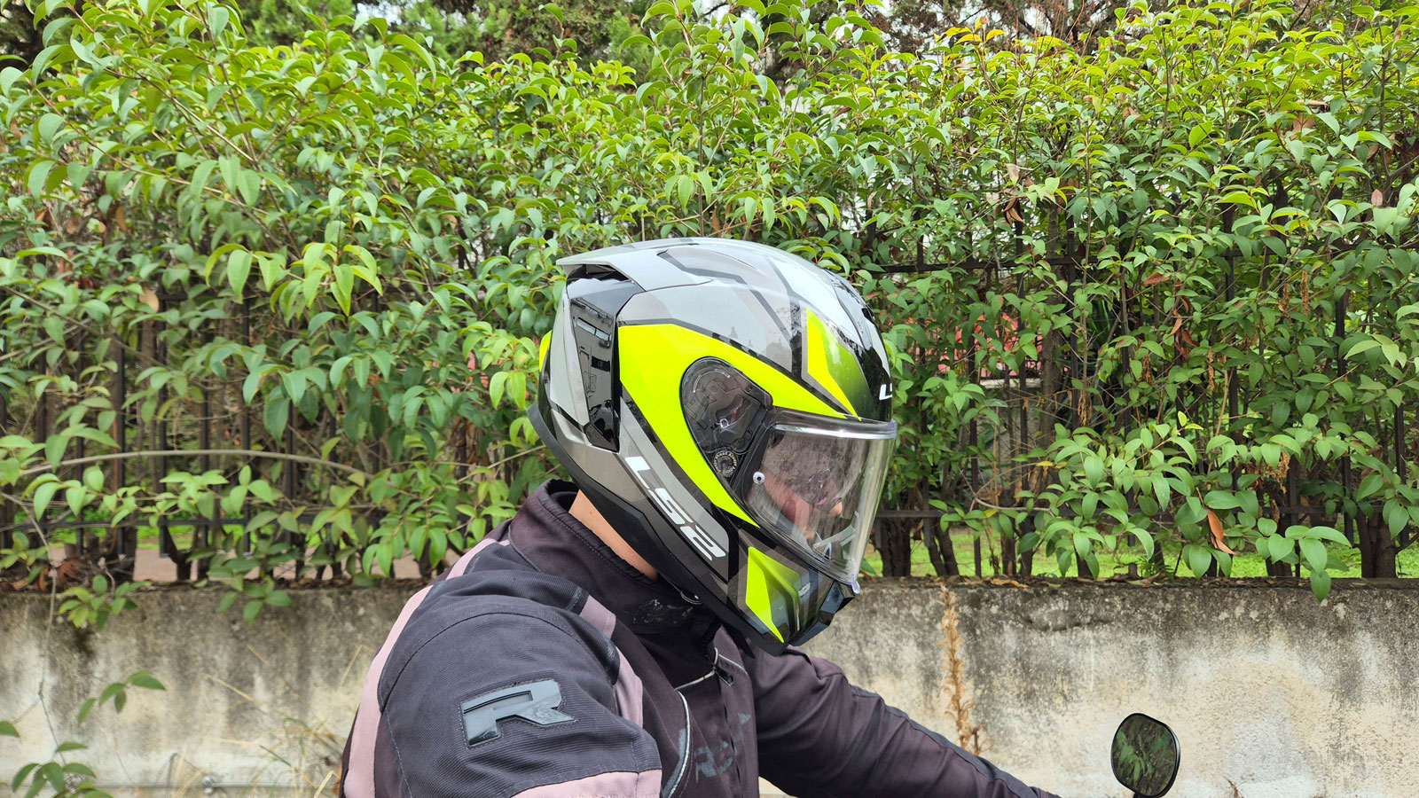 Αυτό είναι το τουριστικό κράνος LS2 Challenger II, βελτιωμένο καθολικά, σε αεροδυναμική, αερισμό, ασφάλεια και βάρος. 