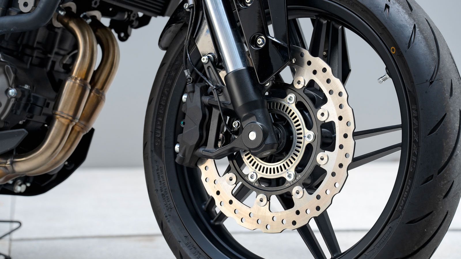 Στον τομέα της ασφάλειας, το σύστημα ABS της Bosch διαθέτει λειτουργία απενεργοποίησης, ενώ τα φρένα αποτελούνται από διπλούς εμπρός δίσκους 300 χιλιοστών με τετραπίστονες δαγκάνες και πίσω δίσκο 240 