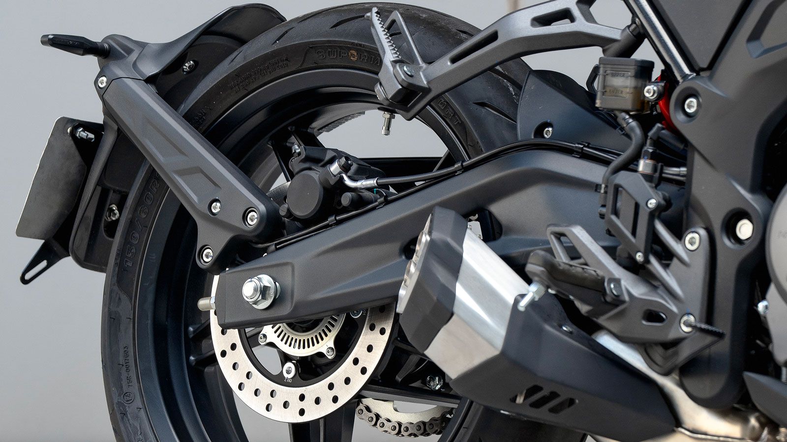 Το ανεστραμμένο πιρούνι 41 χιλιοστών και το πίσω μονό αμορτισέρ εξασφαλίζουν άψογη ισορροπία μεταξύ άνεσης και απόδοσης.