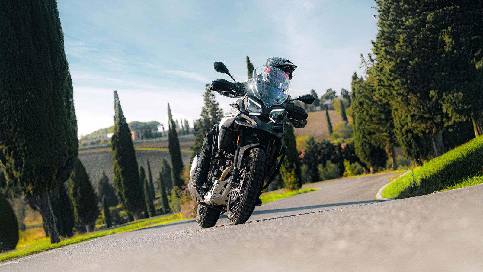 Το Morbidelli T1002VX απευθύνεται σε αναβάτες που αναζητούν μια πλήρη adventure μοτοσυκλέτα με συνδυασμό δύναμης, τεχνολογίας και στυλ. Με τιμή 9.990 ευρώ, μαύρη χρωματική έκδοση και έτος κατασκευής 2