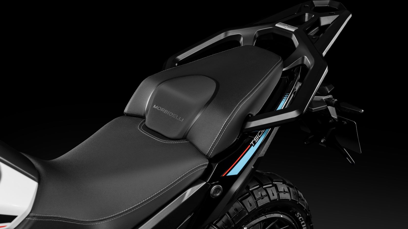 Η σέλα ύψους 830 mm προσφέρει φυσική θέση οδήγησης, ενώ το βάρος των 210 κιλών γεμάτο συμβάλλει στην αίσθηση σταθερότητας και ευκολίας. 