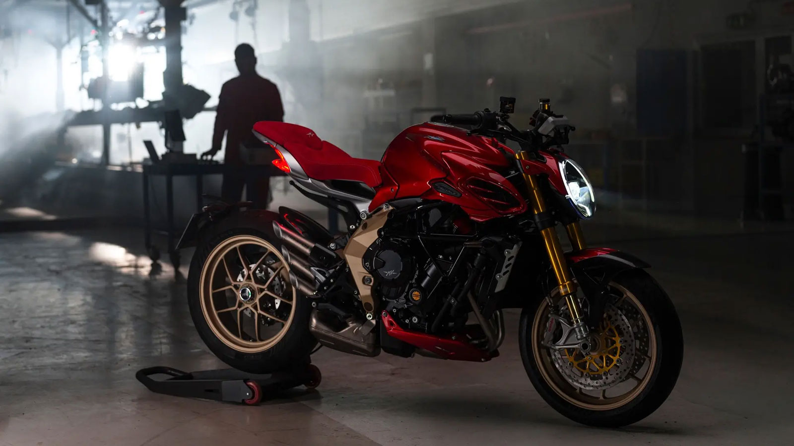 Η νέα Brutale 950 Serie Oro τραβά το βλέμμα από κάθε γωνία. Οι Ιταλοί σχεδιαστές δημιούργησαν ένα αμάλγαμα μυώδους δυναμισμού και εκλεπτυσμένων γραμμών, με την ουρά να θυμίζει τη Brutale 1000 και το ρ