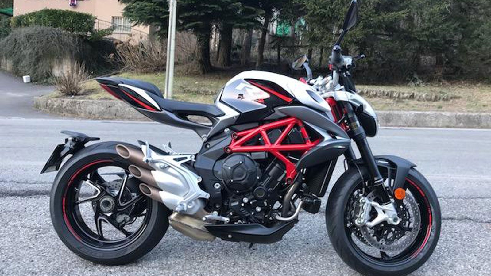 Η εταιρεία υπόσχεται ότι η νέα Brutale 950 EVO φέρνει «μια νέα εποχή πέρα από την καθαρή απόδοση», συνδυάζοντας περισσότερη δύναμη, κομψότητα και τεχνολογική ωριμότητα. 