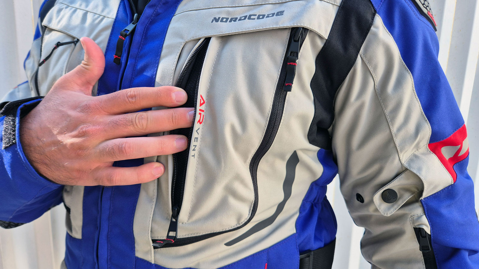 Οι αεραγωγοί στήθους του Nordcode Dakar Evo II έχουν διττή χρήση, μπορούν να ανοιχθούν ελαφρώς από ένα φερμουάρ, ή να αφαιρεθεί εντελώς το ύφασμα που τους καλύπτει. 