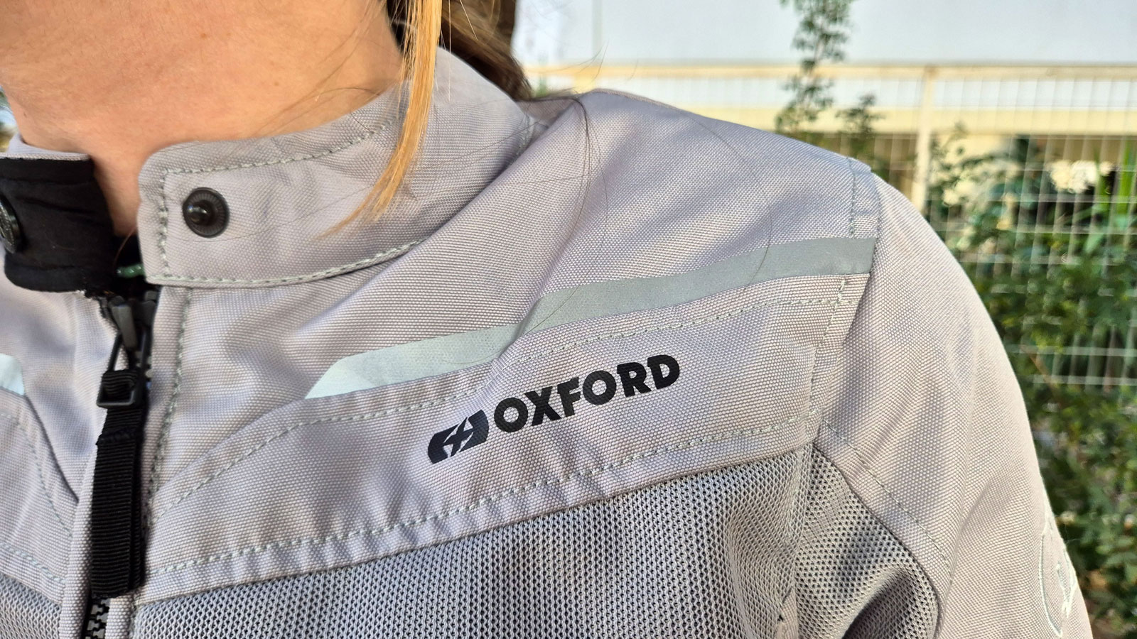 Η υψηλή ποιότητα κατασκευής του Oxford Arizona Air 1.0 WS είναι εμφανής τόσο από τις ραφές του, όσο και από την εφαρμογή και την αποτελεσματικότητα που προσφέρει. 