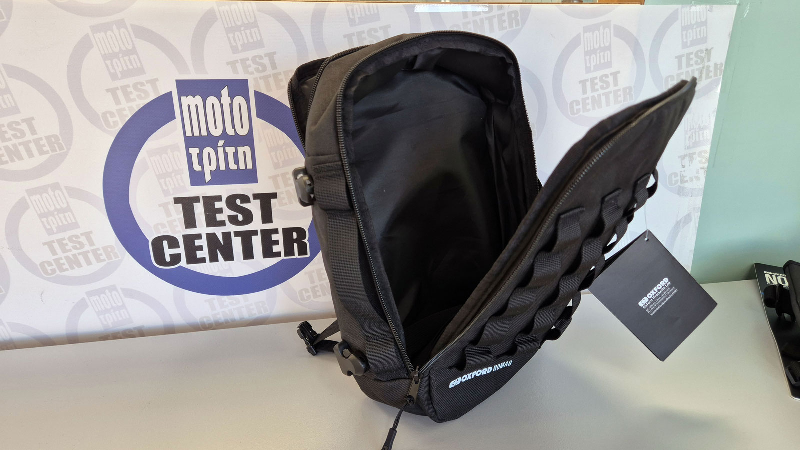 Το Utility Bag Oxford Nomad 4 λίτρων, προσφέρει μεγαλύτερο αποθηκευτικό χώρο και διαθέτει μάλιστα 4 σειρές με θηλιές στο πάνω μέρος ώστε να μπορείς να προσδέσεις σε αυτό και άλλες τσάντες της σειράς.