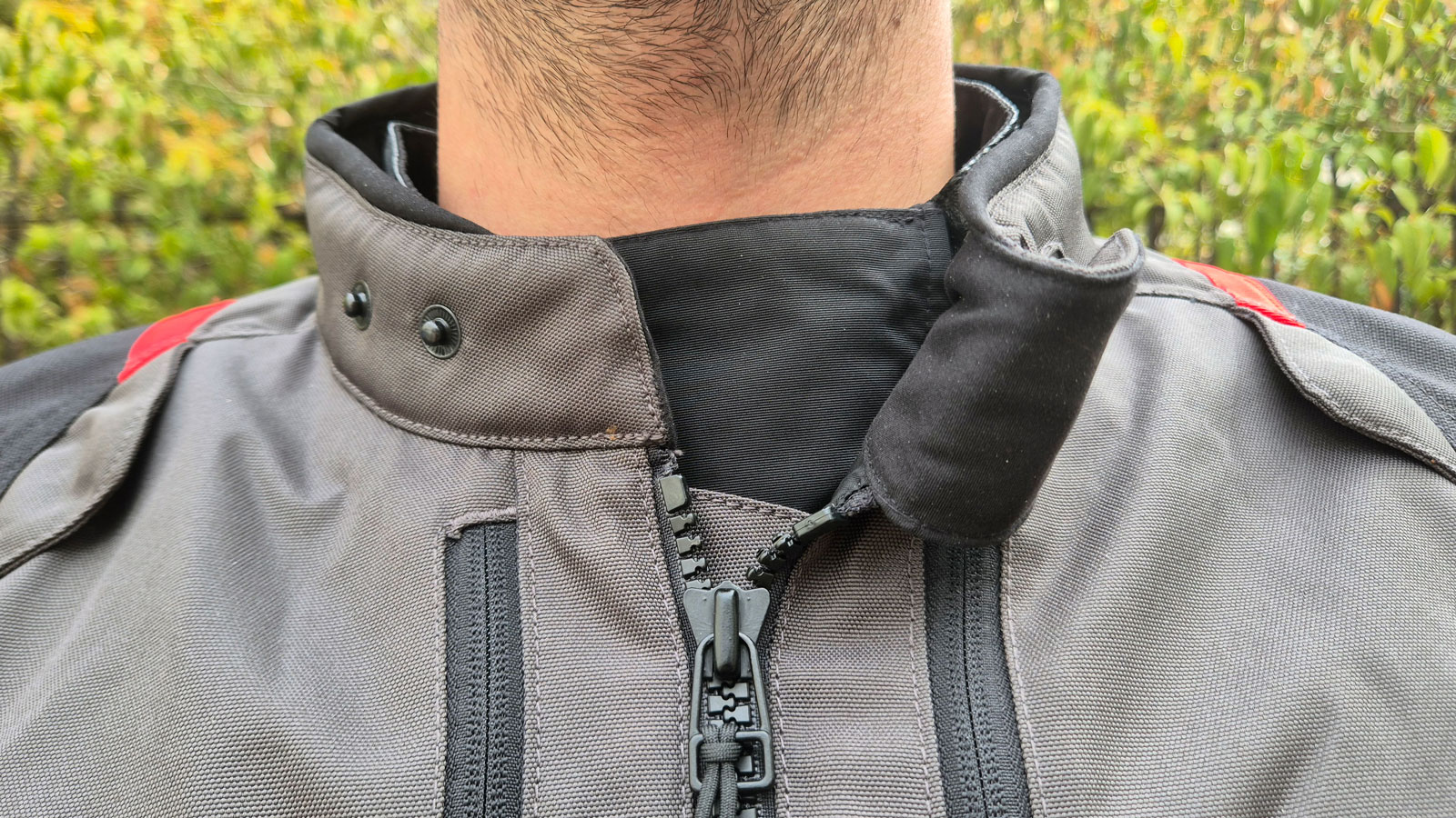 Το κολάρο του Oxford Rockland, ντύνεται με Neoprene υλικό. 