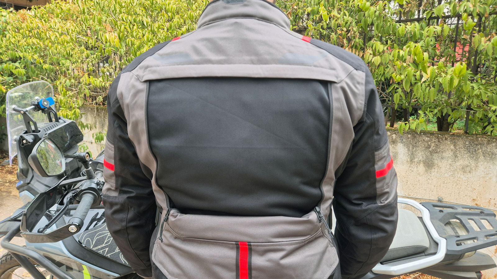 Αυτός είναι ο τεράστιος πίσω αεραγωγός του Oxford Rockland. 