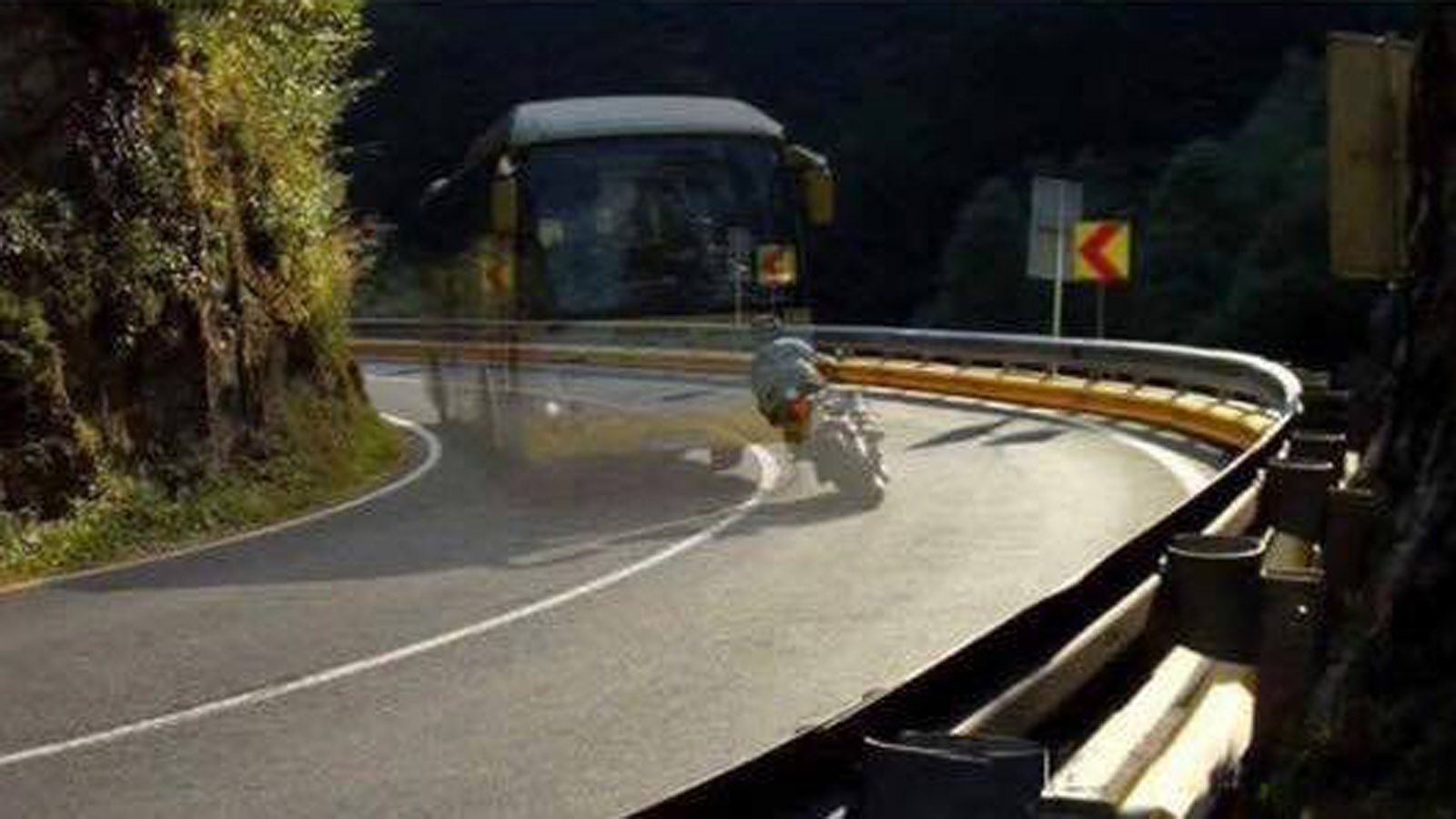 Ενώ κανείς από τους δύο δεν είναι τεχνικά λάθος, μια εξαιρετικά επικίνδυνη κατάσταση μπορεί να προκύψει! Ένα ισχυρό παράδειγμα για την μεγάλη προσοχή που απαιτείται στο δρόμο. 