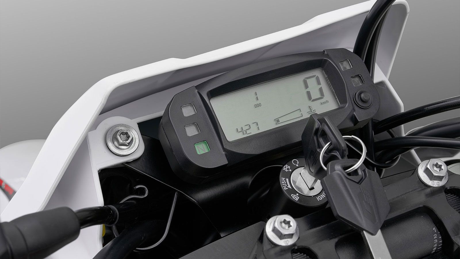Το COV 125 έρχεται να αναβαθμίσει την εικόνα της QJmotor σε μια ανταγωνιστική κατηγορία, προσφέροντας premium χαρακτηριστικά που δεν συναντάς συχνά σε αυτό το επίπεδο τιμής-κατηγορίας.
