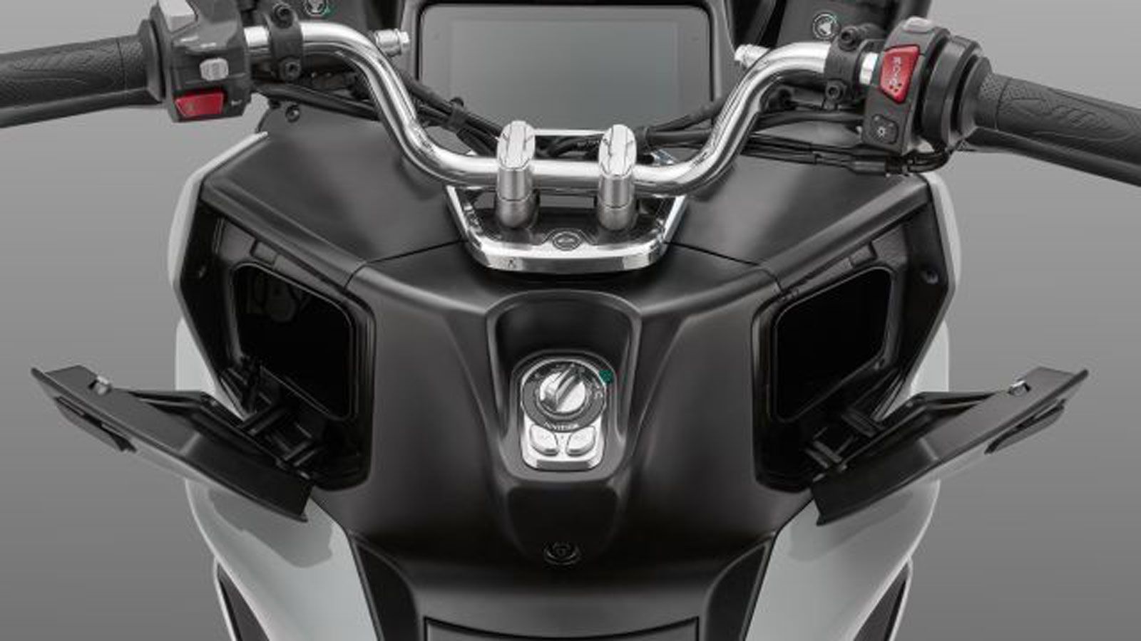 Το MTX 300 κινείται από έναν μονοκύλινδρο, υγρόψυκτο, τετραβάλβιδο κινητήρα 250 κυβικών εκατοστών, ο οποίος αποδίδει 25 ίππους στις 8.000 σ.α.λ. και 24 Nm ροπής στις 6.500 σ.α.λ. Πρόκειται για μια μηχ