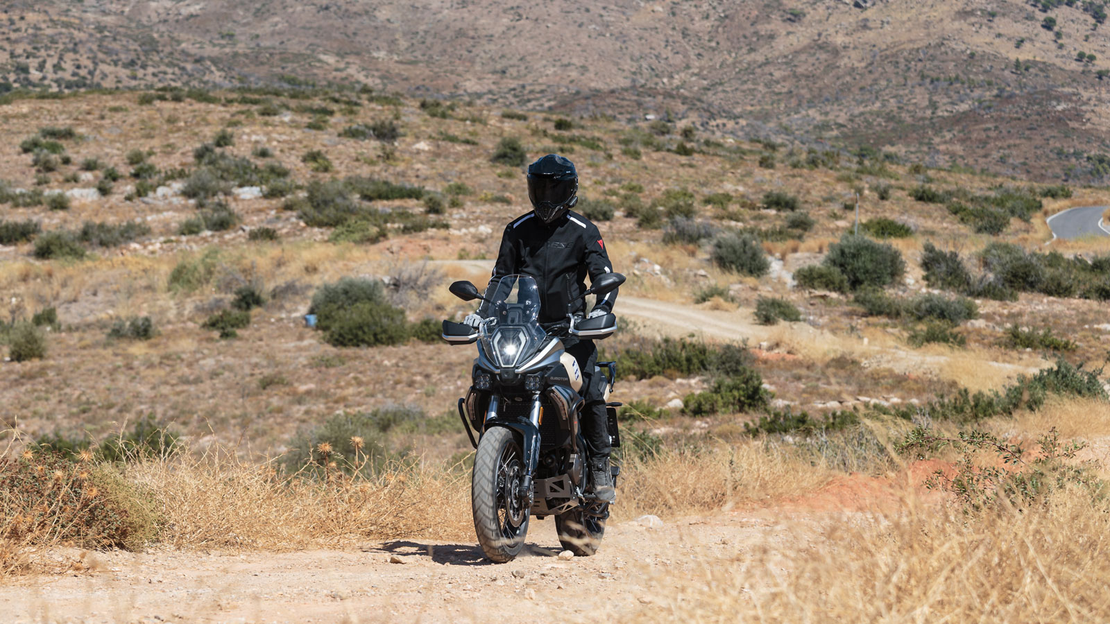 Οι αναρτήσεις είναι εξίσου σε πολύ καλό επίπεδο και διαβάζουν καλά το οδόστρωμα, το πίσω αμορτισέρ θα χρειαστεί ρύθμιση για τον συνεπιβάτη σου καθώς παρόλη τη καλή λειτουργία του, οι πιο μεγάλες ανωμα