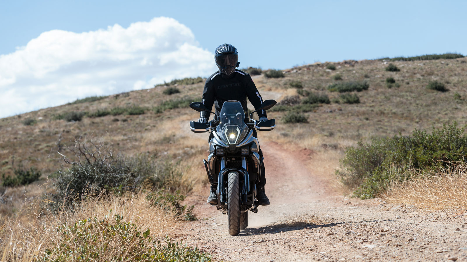 Το βεντιλατέρ κάνει συχνά αισθητή τη παρουσία του μέσα στη κίνηση, με μέρος της θερμότητας να κατευθύνεται προς τα πόδια του αναβάτη, χωρίς ωστόσο να φτάνει σε ενοχλητικά επίπεδα (σίγουρα δεν βοηθούν 