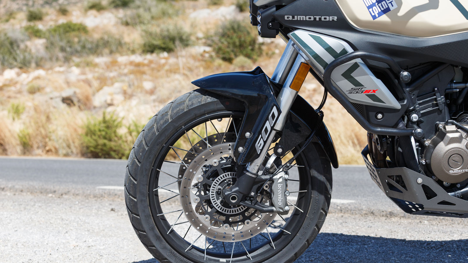 ο φρενάρισμα επιτηρείται από δικάναλο ABS το οποίο λειτουργεί διακριτικά, ενώ έχει και δυνατότητα απενεργοποίησης, όπως και το Traction Control για όταν βρεθείς σε χωμάτινο τερέν (ή αν απλά θες να κάν