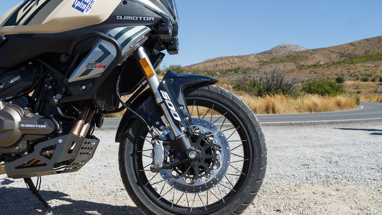  μοτοσυκλέτα φέρει μπροστινό τροχό 19 ιντσών και πίσω 17 ιντσών, αμφότερους ακτινωτούς, ενώ τα ελαστικά πρώτης τοποθέτησης είναι τα Tourance της Metzeler — στοιχείο που ενισχύει τον διττό προσαν