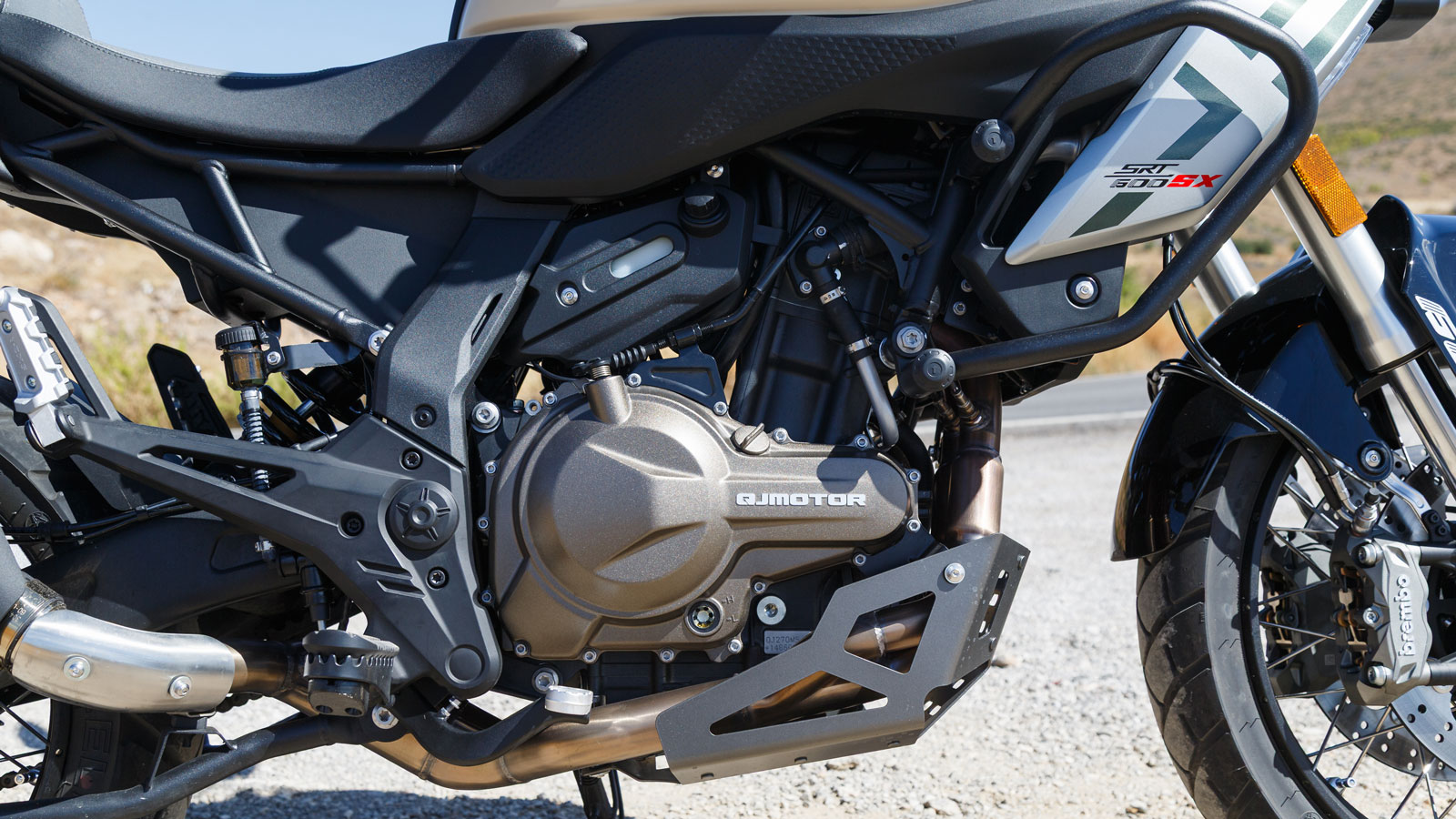 H QJMOTOR SRT 600SX παίρνει «ζωή» από έναν δικύλινδρο υδρόψυκτο τετράχρονο κινητήρα 554 κυβικών εκατοστών, με στρόφαλο 270 μοιρών, ο οποίος αποδίδει 48 ίππους (το μέγιστο επιτρεπόμενο για την κατηγορί