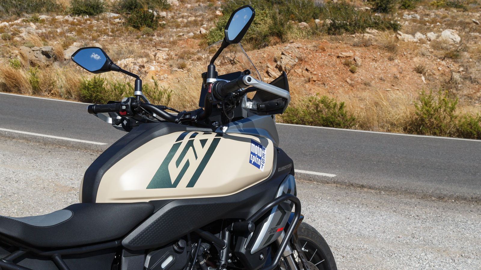 Η μπάρα του τιμονιού, από την άλλη είναι τοποθετημένη λίγο ψηλότερα από ότι θα θέλαμε, καθώς σε πολύωρη χρήση μπορεί να κουράσει.