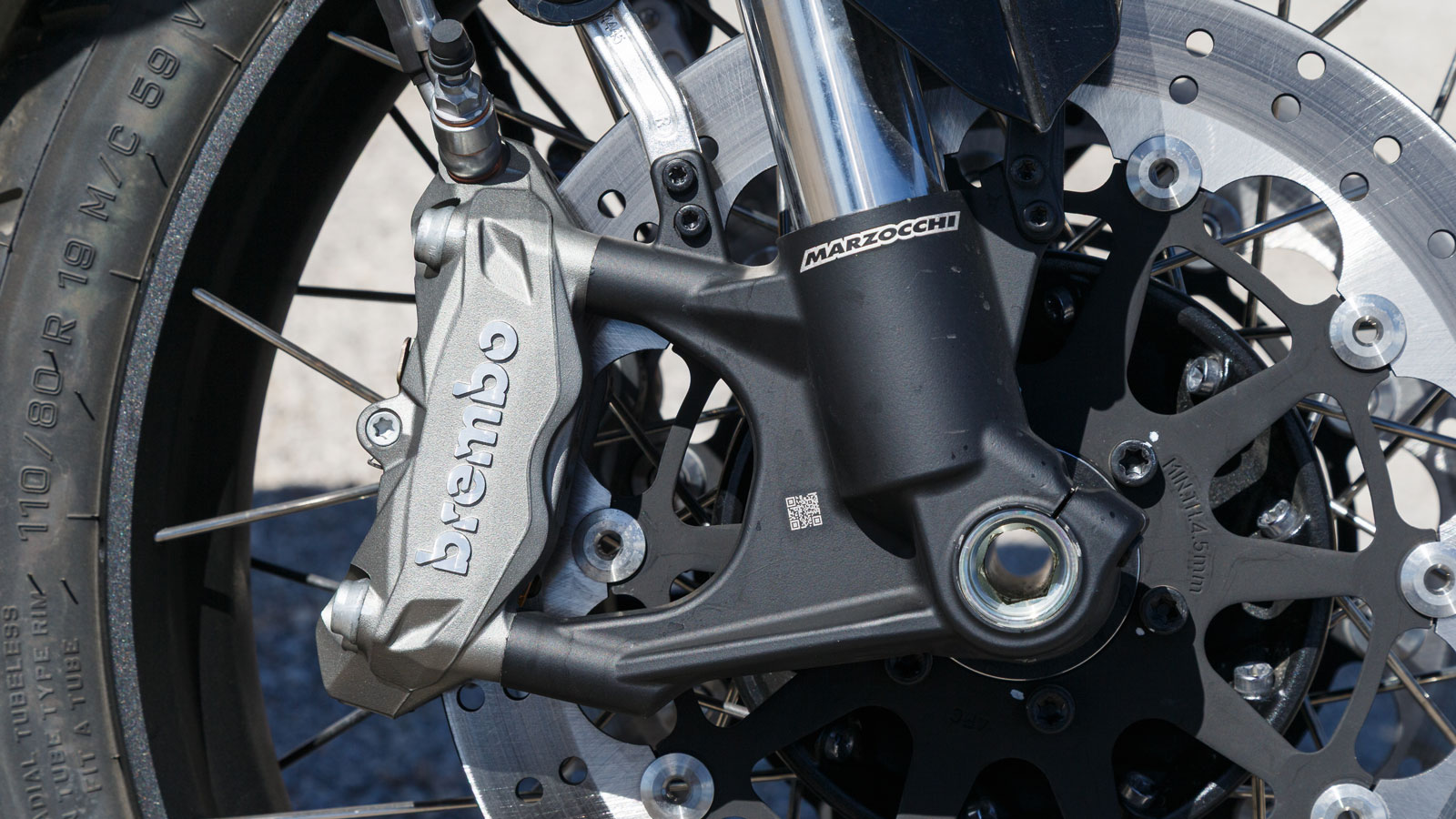 Εμπρός στα φρένα συναντούμε 2 δίσκους 320 mm με τετραπίστονες δαγκάνες της Brembo και πίσω μονό δίσκο 260 mm με μονοπίστονη δαγκάνα, πάλι της Brembo.