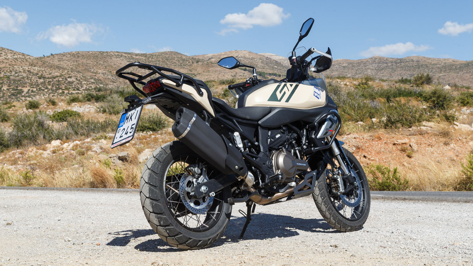 Τέλος, η ποδιά αν και πρώτης τοποθέτησης, είναι στιβαρή, θα αντέξει κακουχίες και όντας μαύρη ταιριάζει απόλυτα με το υπόλοιπο σύνολο. Η QJMOTOR δείχνει ότι παίρνει στα σοβαρά την κατηγορία και δεν έχ