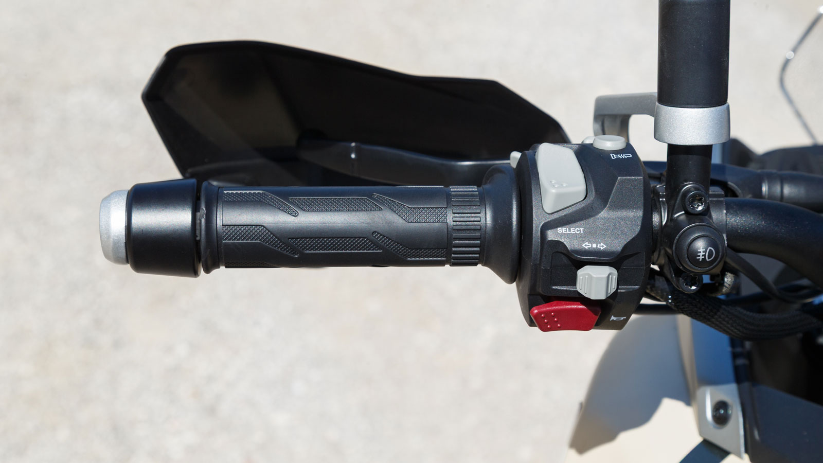 Στον στάνταρ εξοπλισμό περιλαμβάνεται, θερμαινόμενη σέλα και θερμαινόμενα grip, τα οποία μπορείς να ενεργοποιήσεις εύκολα μέσω δύο κουμπιών στο αριστερό μέρος του τιμονιού. 