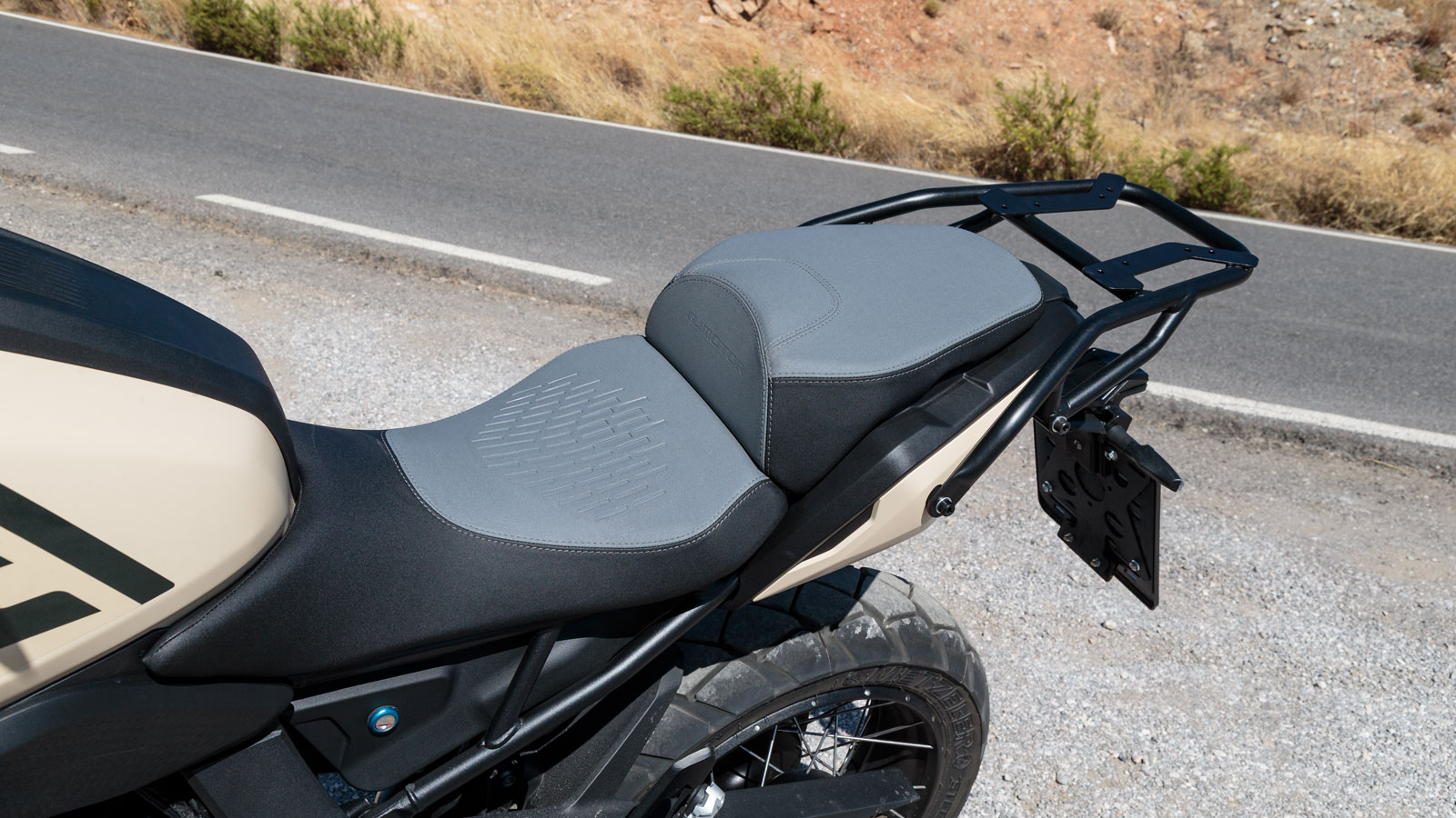 Το ύψος της σέλας έχει αυξηθεί από τα 830 χιλιοστά, στα 845, στοιχείο που δεν πρέπει να προβληματίσει τους αναβάτες χαμηλότερων αναστημάτων, καθώς η σέλα σε βοηθάει να κάθεσαι «μέσα» στη μοτοσυκλέτα κ