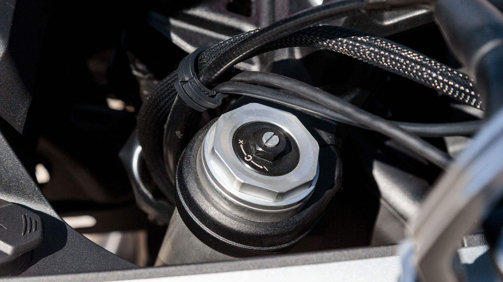 Συνεργάζεται με ένα πλήρως ρυθμιζόμενο ανεστραμμένο πιρούνι της Marzocchi μπροστά (με διαδρομή 145 mm) και ένα monoshock αμορτισέρ της ίδιας εταιρείας στο πίσω μέρος, με δυνατότητα ρύθμισης της προφόρ