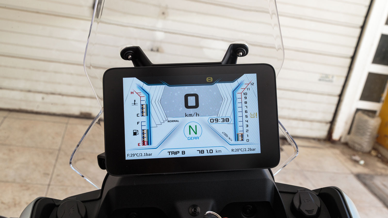 Η έγχρωμη TFT οθόνη 7 ιντσών σε κρατάει ενήμερο με όλες τις απαραίτητες και χρήσιμες ενδείξεις – μεταξύ αυτών και TPMS για να βλέπεις την θερμοκρασία και τον αέρα στα ελαστικά σου σε πραγματικό 