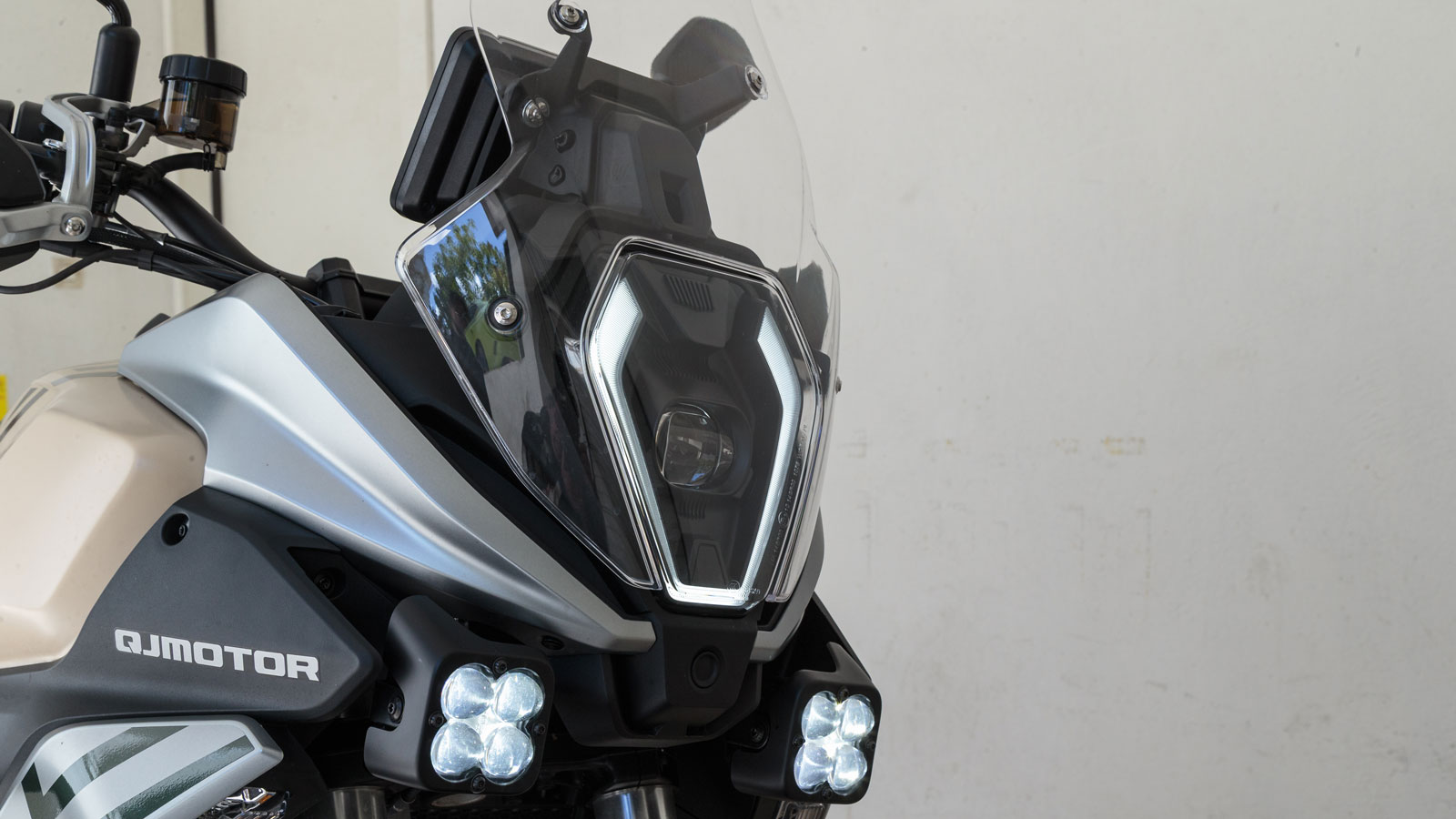 Το πιο εντυπωσιακό επάνω της, είναι ο προβολέας που έχει χωθεί μέσα στη πρόσοψη και το όλο μπροστινό μέρος δένει αρμονικά με την ζελατίνα και τις χούφτες. 