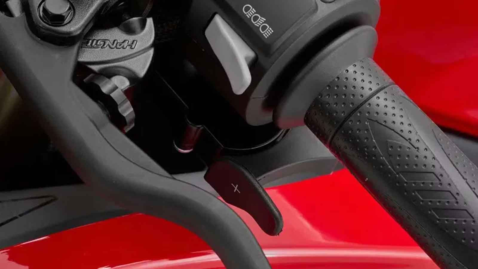 ο νέο μοντέλο βασίζεται τεχνολογικά στην SRK 500 RC με μηχανικό κιβώτιο, όμως εδώ συναντάμε ένα εντελώς διαφορετικό σύστημα μετάδοσης με see-saw στο τιμόνι που μεταμορφώνει τον τρόπο οδήγησης