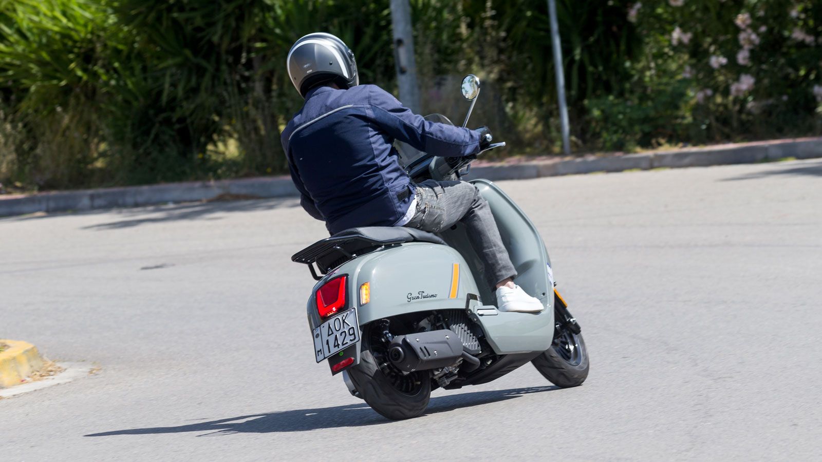 Η νέα της πρόταση, το Royal Alloy GT2 125 ABS TCS Touring, έρχεται για να προσφέρει μια διαφορετική οπτική στο καθημερινό commuting, συνδυάζοντας την απαράμιλλη ρετρό αισθητική με εξοπλισμό αιχμής.