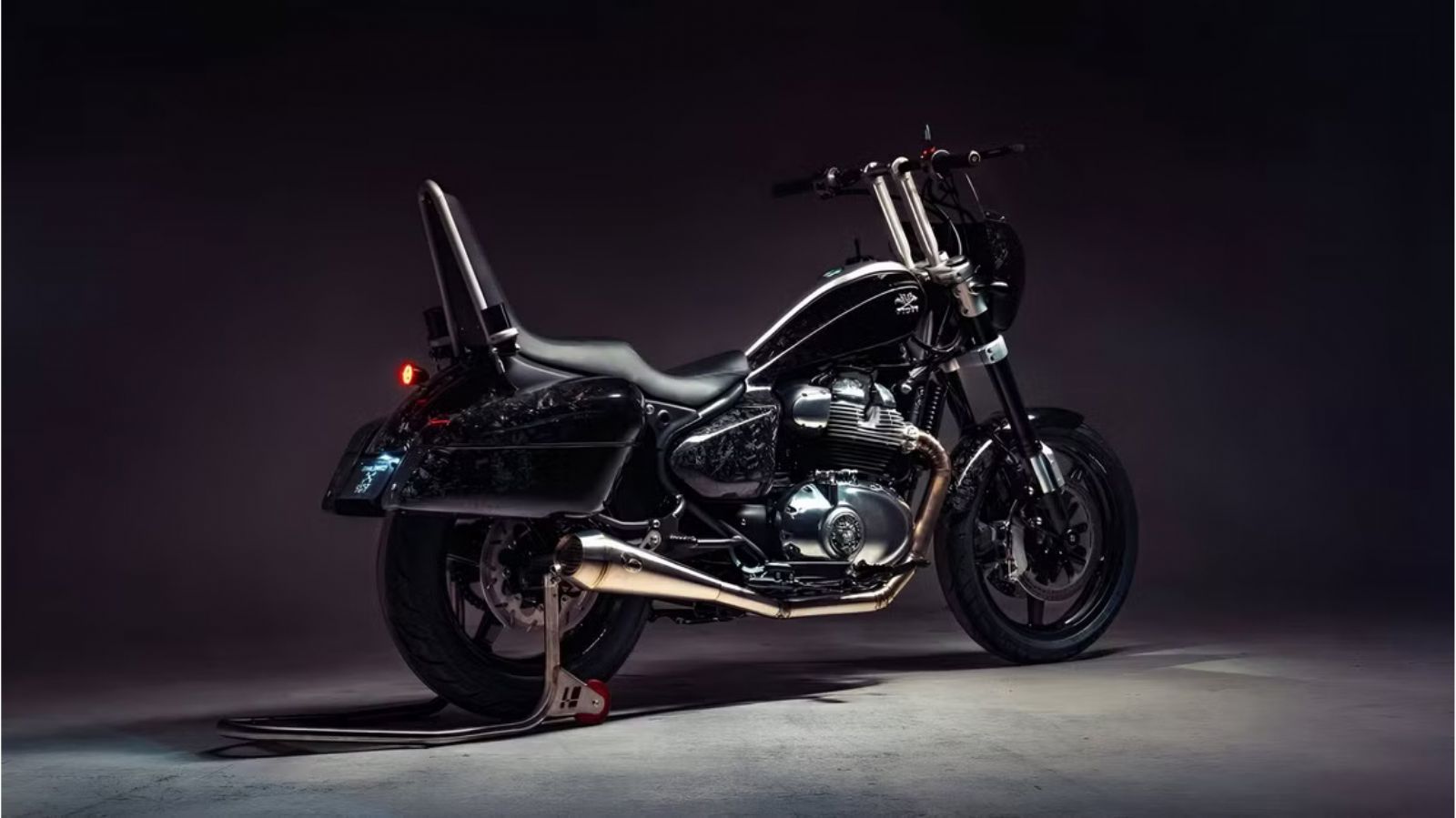 γεννήθηκε κάτι που δεν μοιάζει με τίποτα. Η Royal Enfield Super Meteor 650 «ντύθηκε» στα μαύρα από το The Great Frog, τον θρυλικό οίκο κοσμημάτων που έφτιαχνε δαχτυλίδια για τον Lemmy και τον Ozzy. Κα
