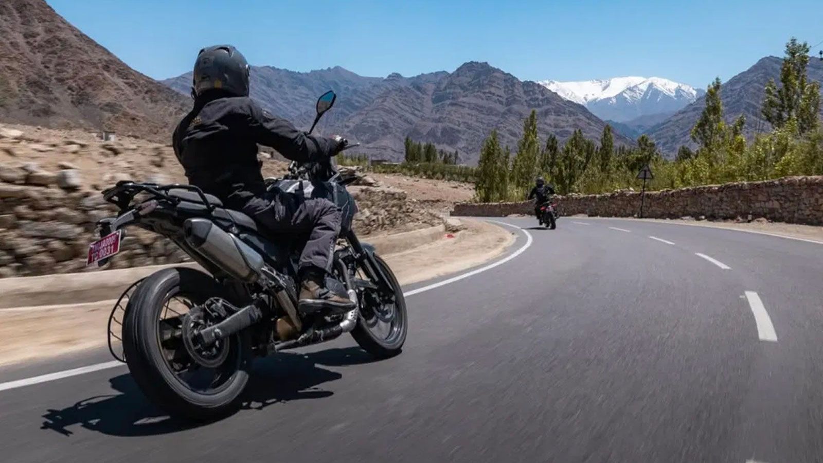 Από τη μία, η Himalayan 750, το νέο θερμικό μοντέλο της εταιρείας. Από την άλλη, η HIM-E, το πρωτότυπο ηλεκτρικό της Royal Enfield που δείχνει έτοιμο για παραγωγή.
