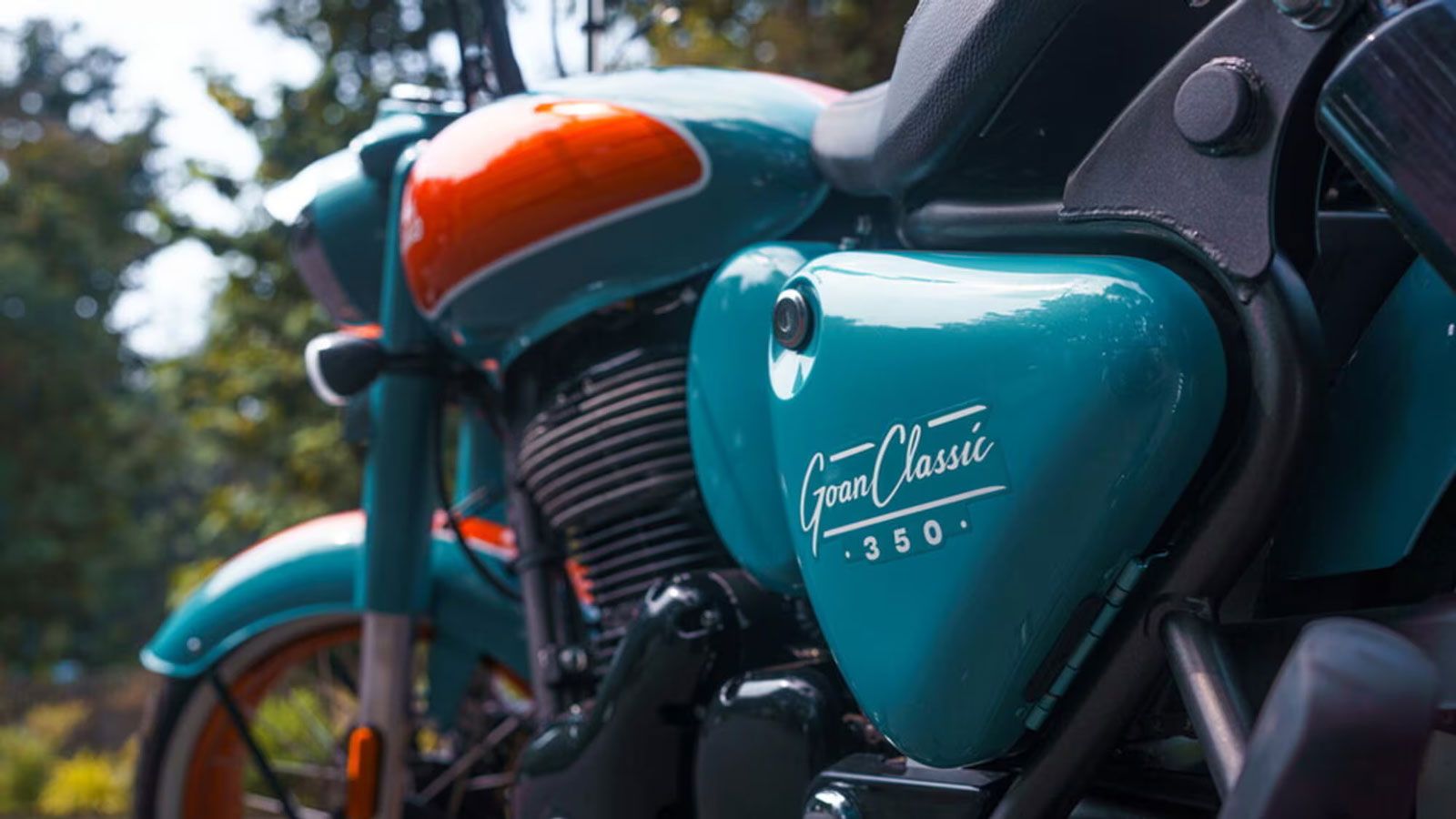 Η Royal Enfield Goan Classic 350 είναι κάτι παραπάνω από μια ειδική έκδοση. Αποτελεί φόρο τιμής στην κουλτούρα ελευθερίας που γεννήθηκε στις παραλίες της Γκόα τη δεκαετία του 1970.