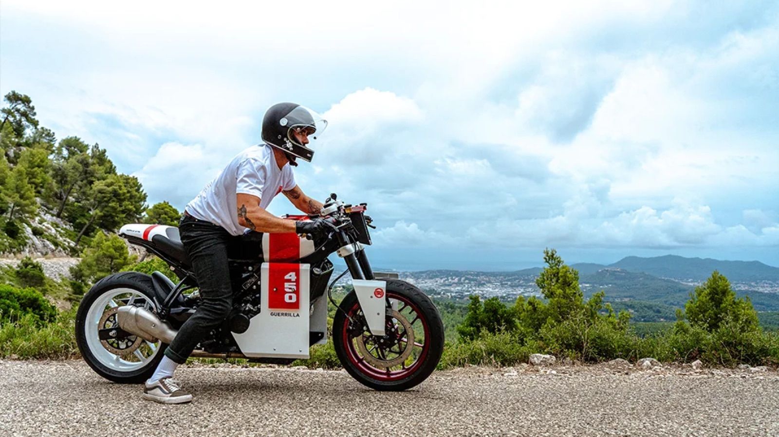 Royal Enfield Guerilla 450 Ultra: Δυστοπικό caferacer με ελληνική πινελιά