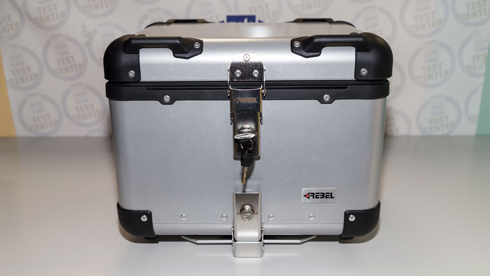 Test Βαλίτσα αλουμινίου 42L Rebel: Στα 200 ευρώ με εσωτερική επένδυση