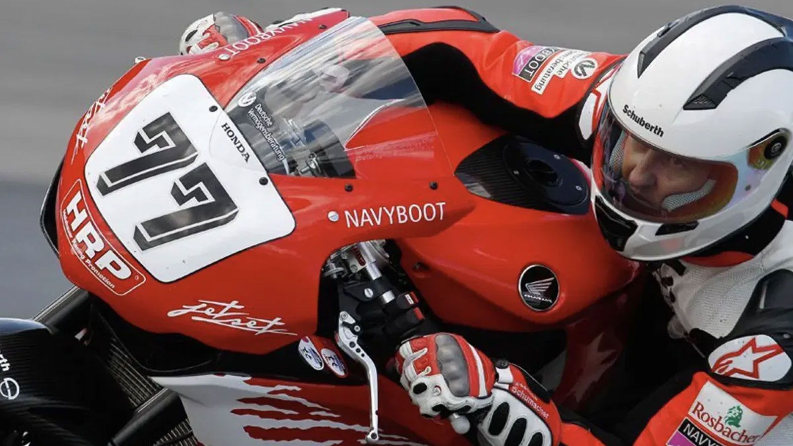  Η Fireblade που φέρει την υπογραφή του είναι κάτι περισσότερο από αγωνιστικό εργαλείο – είναι ένα δίτροχο αποτύπωμα ενός μύθου, και τώρα ανοίγει τα φτερά της για να περάσει στα χέρια κάποιου άλ
