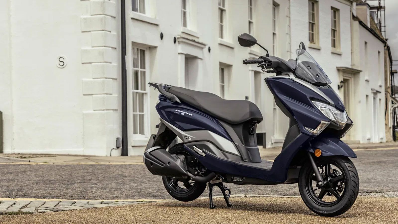 Το πιο πολυτελές Burgman Street 125EX ενισχύει τον κοσμοπολίτικο χαρακτήρα του με τρεις νέες χρωματικές επιλογές: ματ μπλε, Pearl Grace White και full black.