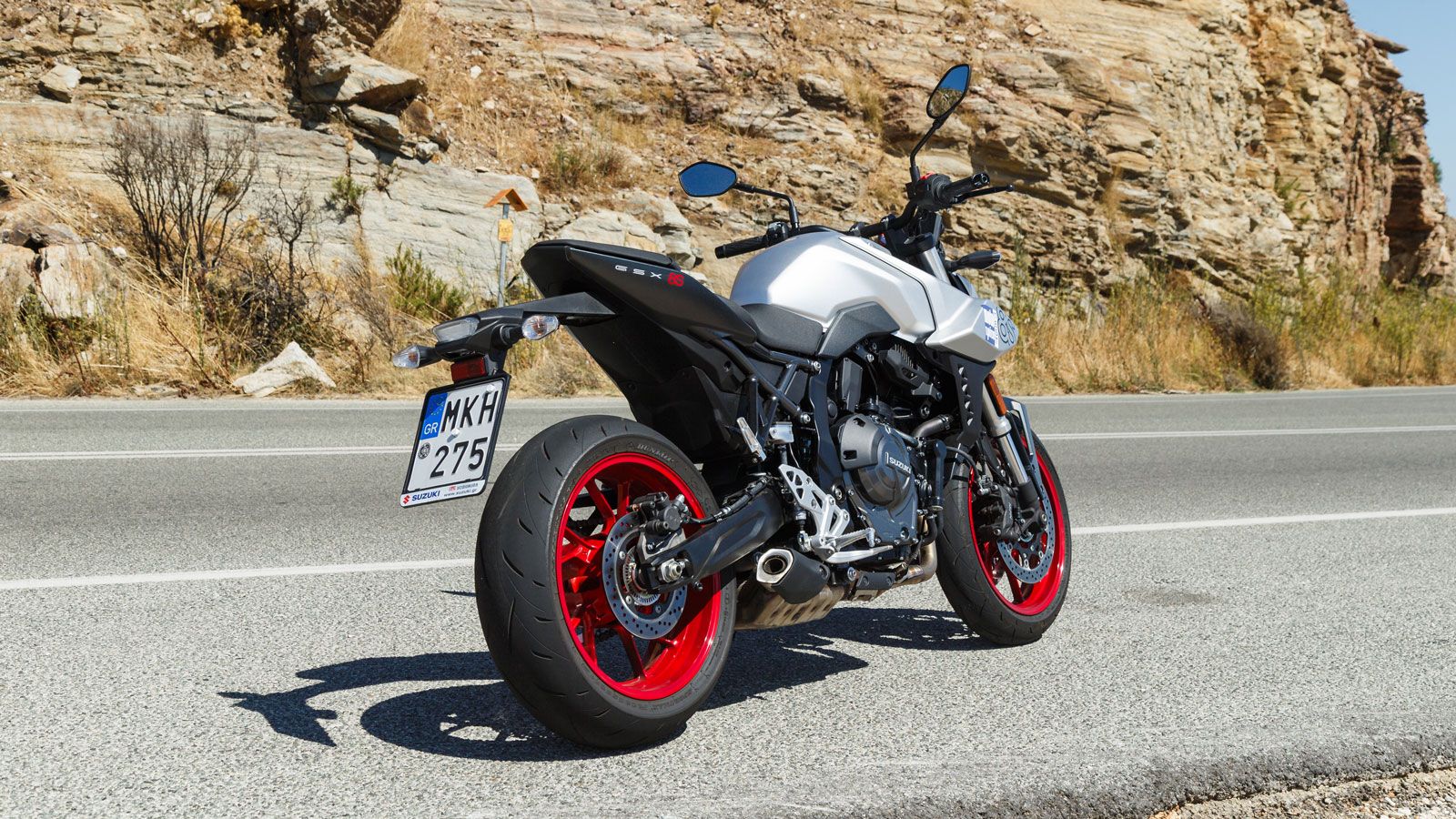 Το πλαίσιο του Suzuki GSX-8S είναι ατσάλινο σωληνωτό και σχεδιασμένο γύρω από τον δικύλινδρο κινητήρα με στόχο την ακαμψία και τη σωστή κατανομή των μαζών.