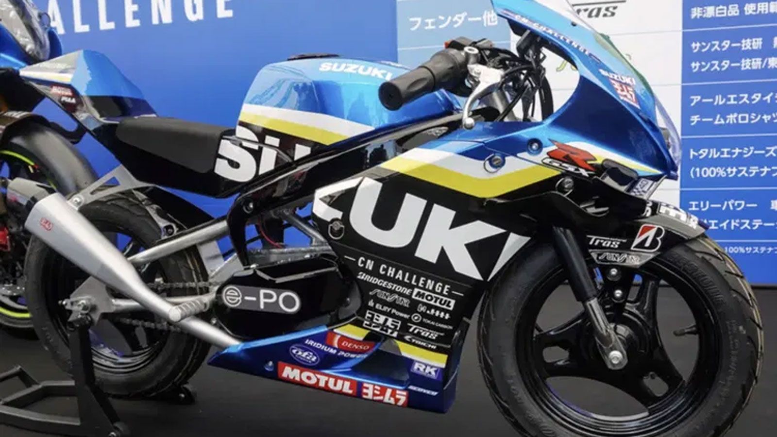 Το μίνι GSX-R παρουσιάστηκε δίπλα στην αγωνιστική GSX-R1000R Team CN Challenge, η οποία συμμετείχε στον αγώνα χρησιμοποιώντας για πρώτη φορά 100% βιώσιμο καύσιμο.