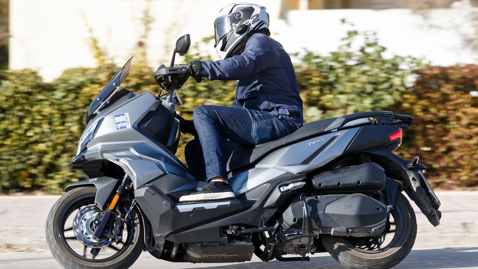 H SYM είχε ήδη μπει στο χορό των Adventure Scooter με το ADX 125, το οποίο έδειξε ότι η εταιρεία αντιλαμβάνεται τα βασικά πεδία στα οποία ένα τέτοιο Scooter χρειάζεται εξέλιξη, αλλά και προσοχή.